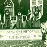 Heemskerkse "bloemenmeisjes" bij het gebouw van de Tweede Kamer in 's Gravenhage vlak voor de behandeling van de mogelijke fusie van de IJmondgemeenten in februari 1972.
