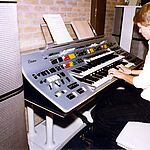 Jan Peter Bast in het radioprogramma van de TROS op 1 oktober 1979, opgenomen in het gemeeschapscentrum De Jansheeren aan de Kerkweg. (foto N. Rozemeijer)