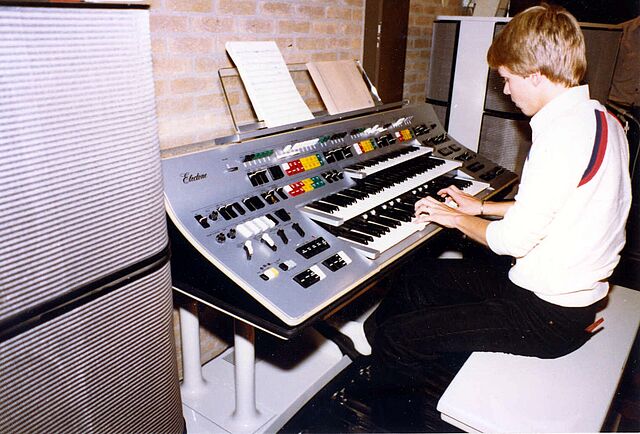Jan Peter Bast in het radioprogramma van de TROS op 1 oktober 1979, opgenomen in het gemeeschapscentrum De Jansheeren aan de Kerkweg. (foto N. Rozemeijer)