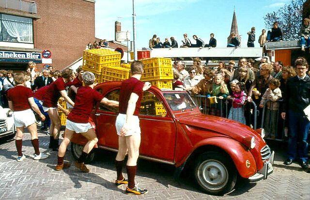 Viering van Heemsdag '80 op bevrijdingsdag 1980. Race met Citroën 2C's (Lelijke Eenden) in de Van Coevenhovenstraat. (foto N. Rozemeijer)