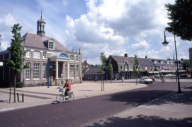 Wandelroute Heemskerk. Op de voorgrond het Burgemeester Nielenplein met het oude raadhuis. Linksaf naar de Maerelaan en rechtsaf naar de Gerrit van Assendeldtstraat. Situatie 1995. (foto N. Rozemeijer)