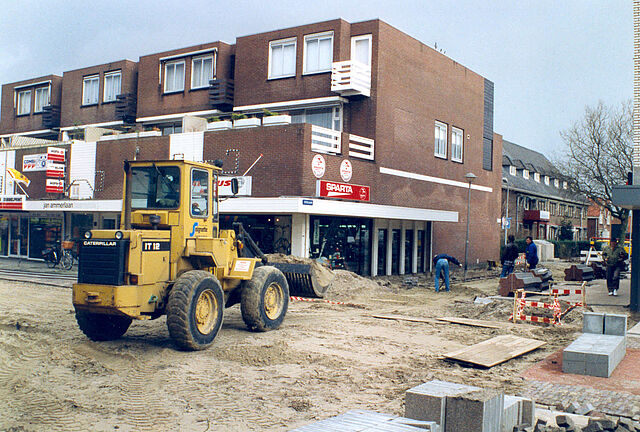 Reconstructie van de Deutzstraat en de Kerklaan in het kader van de herinrichting van het centrum van Heemskerk. Datum: 28 januari 1994. (foto N. Rozemeijer)