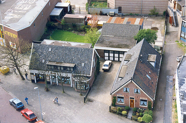 Woningen aan het Kerkplein, gezien vanaf de toren van de Nederlands Hervormde Kerk. Situatie april 1990. (foto N. Rozemeijer)
