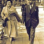 Burgemeester H. Nielen en echtgenote op weg naar de H. Laurentiuskerk aan de Antonie Verherentstraat. Situatie 1946.