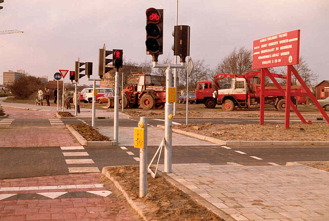 De laatste werkzaamheden aan het kruispunt Tolweg / Duitslandlaan. Opening nieuwe Tolweg op 9 november 1982. (foto N. Rozemeijer)