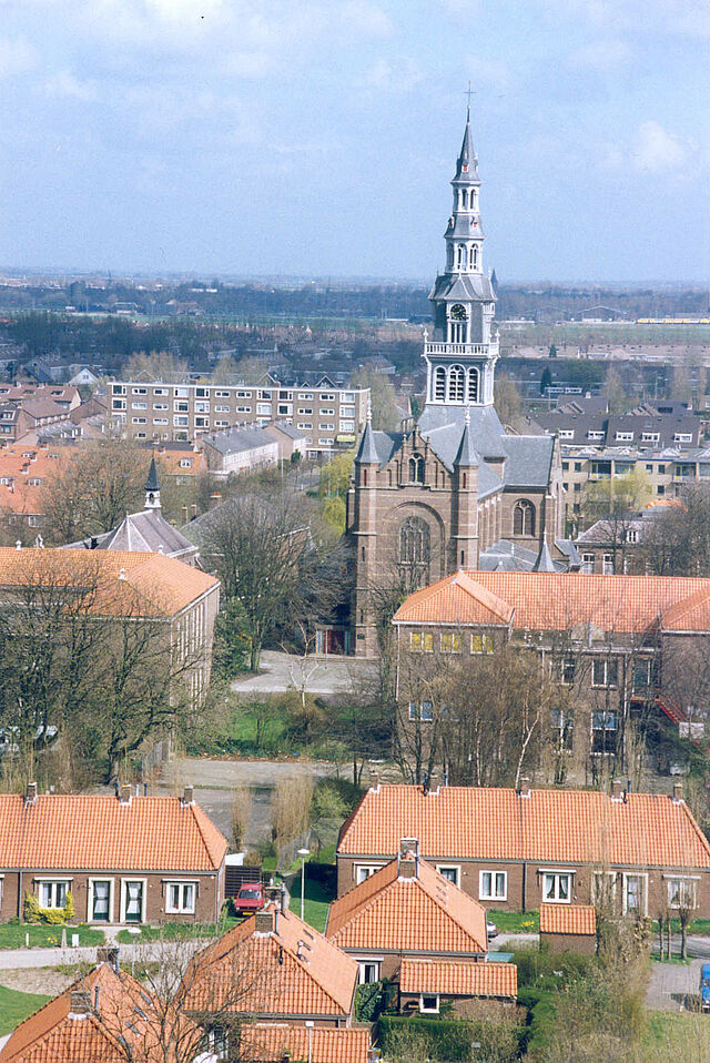 Op de achtergrond de Laurentiuskerk aan de Anthonie Verherentstraat, op de voorgrond woningen ten behoeve van ouderen aan het Sint Agnesplantsoen. Situatie april 1991. (foto N. Rozemeijer)