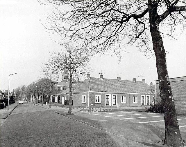 Bejaardenwoningen aan de Kerklaan en (rechts) het Sint Agnesplantsoen. Situatie 1968.