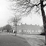 Bejaardenwoningen aan de Kerklaan en (rechts) het Sint Agnesplantsoen. Situatie 1968.