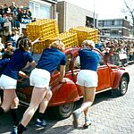Viering van Heemsdag '80 op bevrijdingsdag 1980. Race met Citroën 2C's (Lelijke Eenden) in de Van Coevenhovenstraat. (foto N. Rozemeijer)