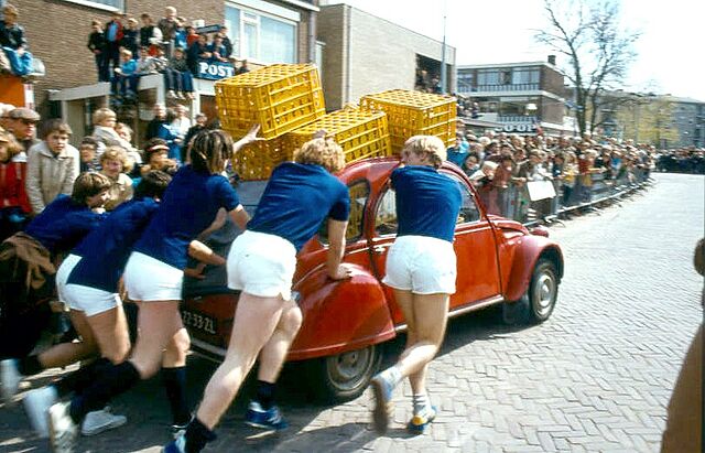 Viering van Heemsdag '80 op bevrijdingsdag 1980. Race met Citroën 2C's (Lelijke Eenden) in de Van Coevenhovenstraat. (foto N. Rozemeijer)