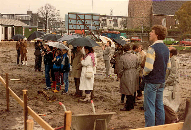 Het slaan van de eerste paal op het bouwterrein aan het Kerkplein, hoek Maerten van Heemskerckstraat op 12 november 1982. (foto N. Rozemeijer)