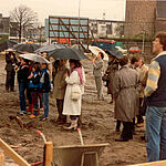 Het slaan van de eerste paal op het bouwterrein aan het Kerkplein, hoek Maerten van Heemskerckstraat op 12 november 1982. (foto N. Rozemeijer)