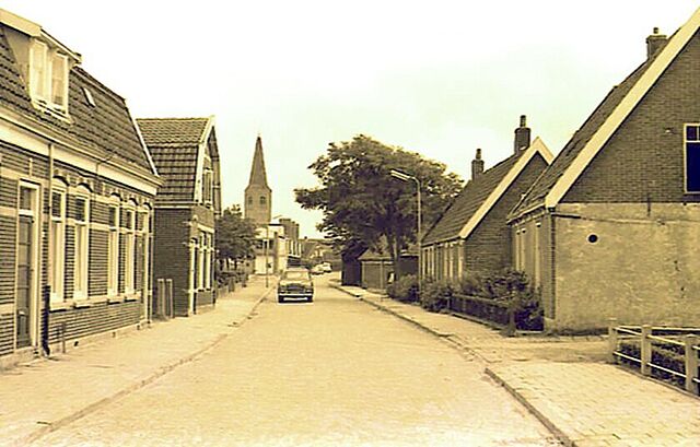 De Kerkweg in de richting van het centrum anno 1963. Op de achtergrond de Nederlands Hervormde Kerk aan het Kerkplein. (foto C. Duineveld)