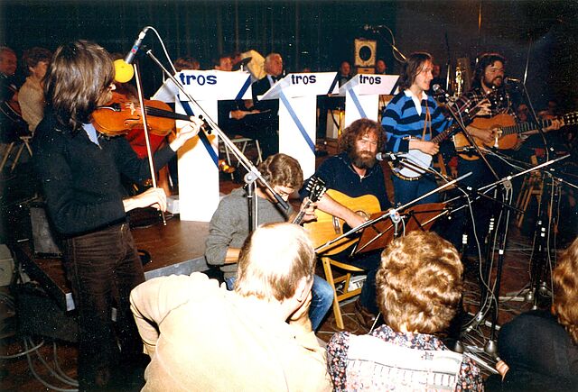 Een plaatstelijke folkloristische groep geeft een uitvoering tijdens een radiopragramma van de TROS op 1 oktober 1979 in het gemeenschapscentrum De Jansheeren aan de Kerkweg. (foto N. Rozemeijer)