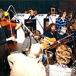 Een plaatstelijke folkloristische groep geeft een uitvoering tijdens een radiopragramma van de TROS op 1 oktober 1979 in het gemeenschapscentrum De Jansheeren aan de Kerkweg. (foto N. Rozemeijer)
