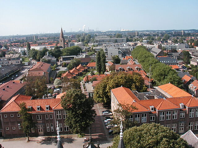 Gezicht vanaf de toren van de Laurentiuskerk in zuidwestelijke richting over een groot gedeelte van het centrum van de gemeente Heemskerk. Op de voorgrond links het Cultureelcentrum Donkey Shot en rechts de Mariaschool aan de Anthonie Verherentstraat. Sit