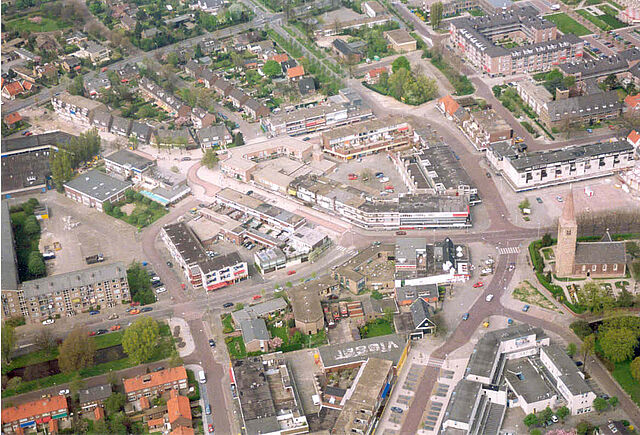 Luchtfoto van het centrum van Heemskerk. Situatie april 1993. (foto N. Rozemeijer)