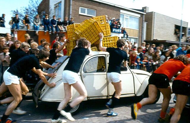 Viering van Heemsdag '80 op bevrijdingsdag 1980. Race met Citroën 2CV's (Lelijke Eenden) in de Van Coevenhovenstraat. (foto N. Rozemeijer)