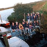 De groep Thor Heyerdahl, waterscouting op de steiger van het m.s. Jadi aan het Uitgeestermeer in de zomer van 1999. (foto Thor Heyerdahl)