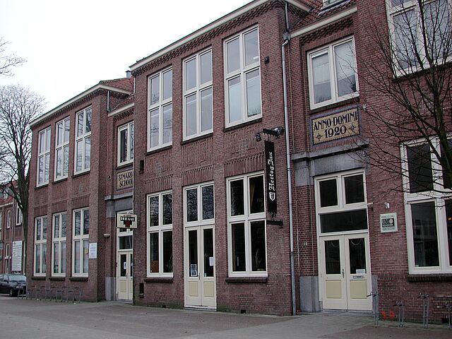 Links de ingang van cafe Lokaal en rechts de ingang van Radio Heemskerk in de Mariaschool aan de Anthonie Verherentstraat. Situatie 2003. (foto F. Smit)