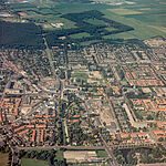 Luchtfoto van een groot gedeelte van de gemeente Heemskerk. Situatie 1985. (foto N. Rozemeijer)